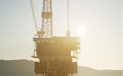 若是一個(gè)錐形托輥的分貝超越根底線8分貝，咱們以為這個(gè)軸承需求光滑。當(dāng)咱們意識(shí)到這個(gè)軸承需求光滑，那么曉得什么時(shí)候中止注油將會(huì)避免過(guò)度光滑的呈現(xiàn)。能夠依照以下三步來(lái)完結(jié)：1）、當(dāng)寫(xiě)入光滑油時(shí)光滑技能員運(yùn)用超聲波儀器檢測(cè)軸承。漸漸注油直到分貝強(qiáng)度降到根底線。2）、若是沒(méi)有根底線作為輔導(dǎo)，光滑油的用量應(yīng)在聲響下降后又上升時(shí)中止。這時(shí)，技能員應(yīng)中止持續(xù)運(yùn)用光滑油。3）、以錐形托輥、沖突托輥生產(chǎn)商的輔導(dǎo)