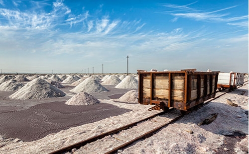 DY移動(dòng)帶式輸送機(jī)主要特點(diǎn):采用高精度，硬具面齒輪，其承載能力高，(比軟具面具輪提高2-3倍)；壽命長(zhǎng)(可達(dá)10年)；結(jié)構(gòu)聚湊，占地面積小(可減少50%以上)；重時(shí)輕，體積小(可降低50%)；尤其是垂直傳動(dòng)結(jié)構(gòu)形式，更適于煤礦井下礦山運(yùn)輸機(jī)械上使用。DY型移動(dòng)式膠帶輸送機(jī)是一種工效高， 實(shí)用，機(jī)動(dòng)性好的連續(xù)輸送裝卸設(shè)備。主要用于裝卸地點(diǎn)經(jīng)常變更動(dòng)的場(chǎng)所，如：港口、碼頭、車站、煤場(chǎng)、倉(cāng)庫(kù)、建筑工地、